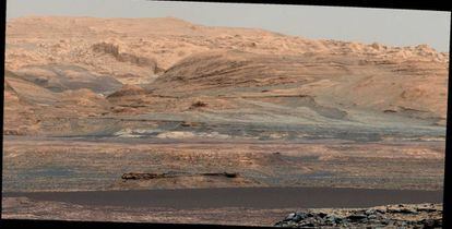 La parte oscura que se ve en la parte inferior de esta escena marciana corresponde a las dunas Bagnold, un área de dunas que limita en el noroeste con el Monte Sharp, dentro del Cráter Gale.