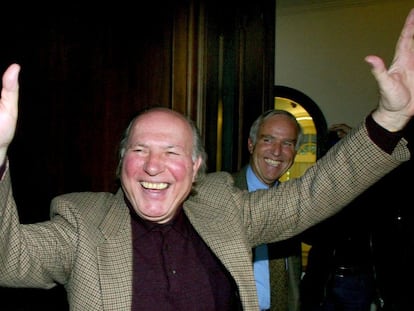 Imre Kert&eacute;sz celebra la noticia de que la Academia Sueca le otorgara el Nobel, en una imagen del 10 de octubre de 2002. 