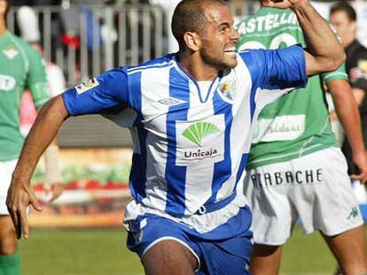 Salva celebra uno de sus dos goles al Betis.