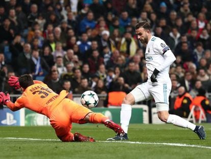 Mayoral pica el balón ante Buerki para marcar el 1-0. En vídeo, declaraciones de Nacho y Lucas Vázquez, jugadores del Real madrid.