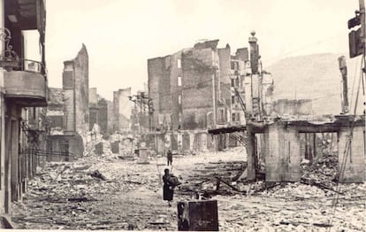 Una imagen de Gernika, tras el bombardeo del 26 de abril de 1937.