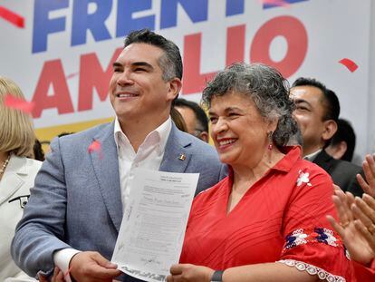 Alejandro Moreno y Beatriz Paredes durante una conferencia del Frente Amplio por México, en 2023.