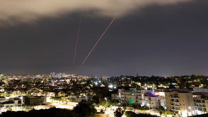 Imagen de la ciudad de Ashkelon en la que se observa cómo el sistema israelí antimisiles intercepta algunos de los drones lanzados por Irán, en la madrugada del domingo.