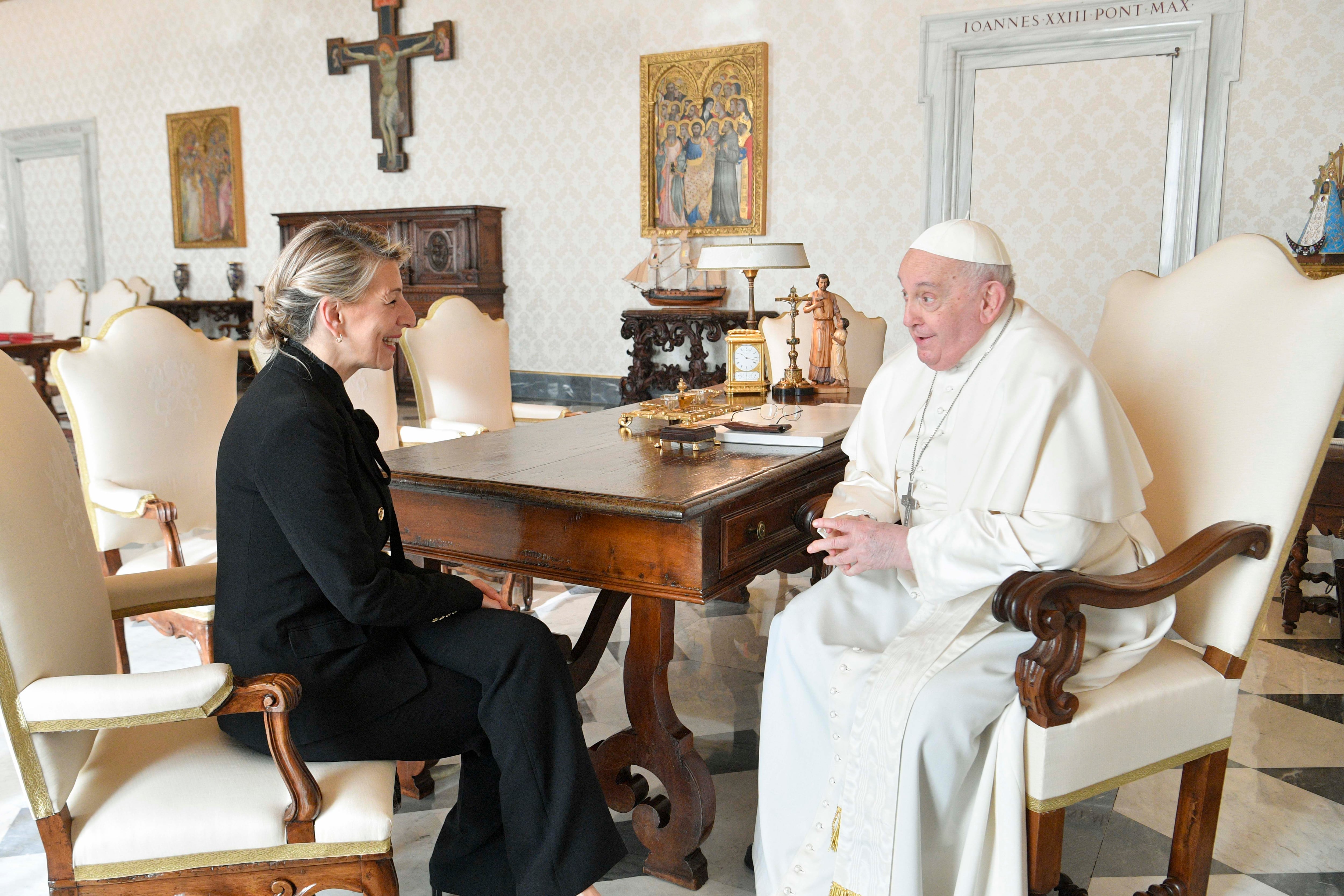 La vicepresidenta segunda y Ministra de Trabajo y Economía Social, Yolanda Díaz, se reúne, en audiencia privada, con el papa Francisco, en la Biblioteca Apostólica de la Ciudad del Vaticano, a 2 de febrero de 2024, en Ciudad del Vaticano, Roma, Italia (España). Esta es la segunda cita entre la vicepresidenta segunda del Gobierno y el Papa después de la que tuvo lugar en diciembre del 2021. En aquella ocasión, Díaz explicó que habían hablado de los decretos legislativos que había emprendido España para paliar la crisis y el concepto de trabajo como agente social que da dignidad y aporta igualdad.
02 FEBRERO 2024;VATICANO;PAPA;RELIGIÓN
Vatican Media
02/02/2024