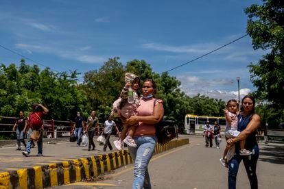 Madres con sus hijos cruzan el puente Francisco de Paula Santander hacia Colombia para llevarlos a citas médicas o comprar víveres.