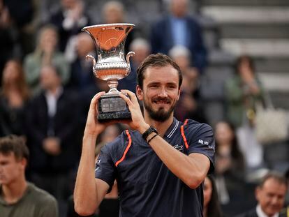 Daniil Medvedev levanta el trofeo de campeón en el ATP de Roma.