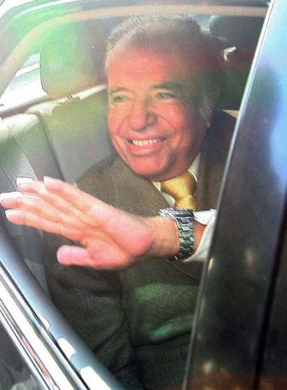 El ex presidente argentino Carlos Menem (en la imagen, a su llegada a los tribunales) se negó ayer a declarar como acusado en sendas causas por irregularidades en la investigación del atentado terrorista de 1994 contra la mutualista judía AMIA y por corrupción en la venta de un terreno público.