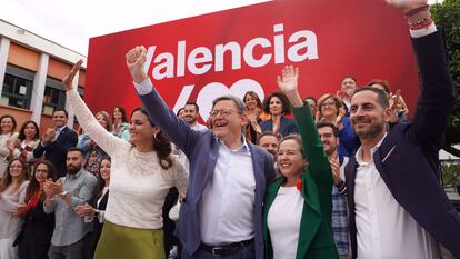 Ximo Puig, flanqueado por la la candidata socialista al Ayuntamiento de Valencia, Sandra Gómez, y la vicepresidenta Nadia Calviño. A la derecha, el secretario general del PPSV en la provincia de Valencia, Carlos Fernández Bielsa.