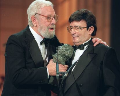 El director Luis García Berlanga entrega al actor Tony Leblanc el Goya de Honor que le ha concedido la Academia de las Artes y las Letras Cinematográficas de España, en la gala celebrada esta noche en el Palacio de Congresos y Exposiciones. Enero de 1994