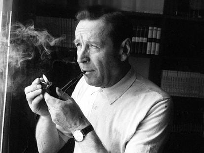 Georges Simenon en su despacho en 1961.