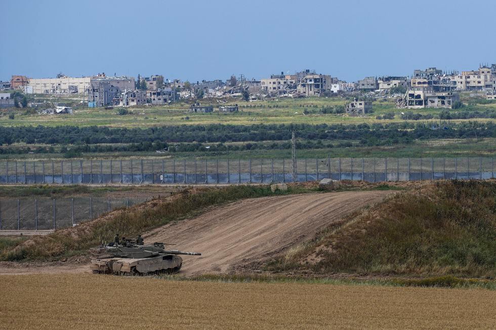 Soldados israelíes en la frontera con la franja de Gaza, este lunes.