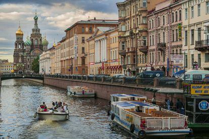 Barcos en el canal Griboedova de San Petersburgo (Rusia) y, al fondo, la iglesia del Salvador sobre la Sangre Derramada.