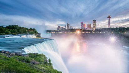 Las cataratas del Niágara dan nombre a la ciudad de Niagara Falls, en el Estado de Nueva York. Las impresionantes cascadas son las responsables absolutas de que esta ciudad junto al río Niágara esté entre las más fotografiadas del mundo. Aunque las cataratas se encuentran entre Estados Unidos y Canadá, según Sightsmap es la parte estadounidense la que se lleva más retratos.
