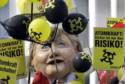 Protesta contra los planes nucleares del Gobierno de Angela Merkel, ayer en Berlín.