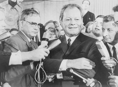 El líder del Partido Socialdemócrata y ministro de asuntos exteriores, Willy Brandt, celebra en 1969 los resultados de las elecciones de 1969. Partían como perdedores ante los democristianos.