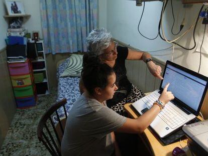 Encarna Conde y su nieta Andrea, en su casa del barrio barcelonés de El Carmel.