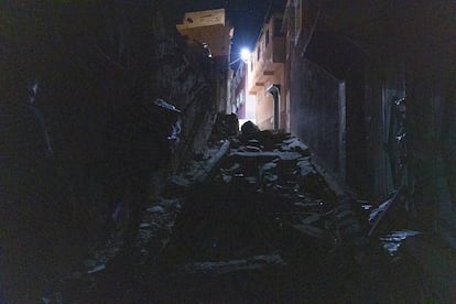 Muros derruidos sobre una calle. Los vecinos han ido retirando los escombros de las calles para abrir corredores por los que moverse.