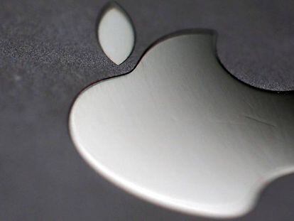 El logo de apple en un tel&eacute;fono m&oacute;vil iPhone.