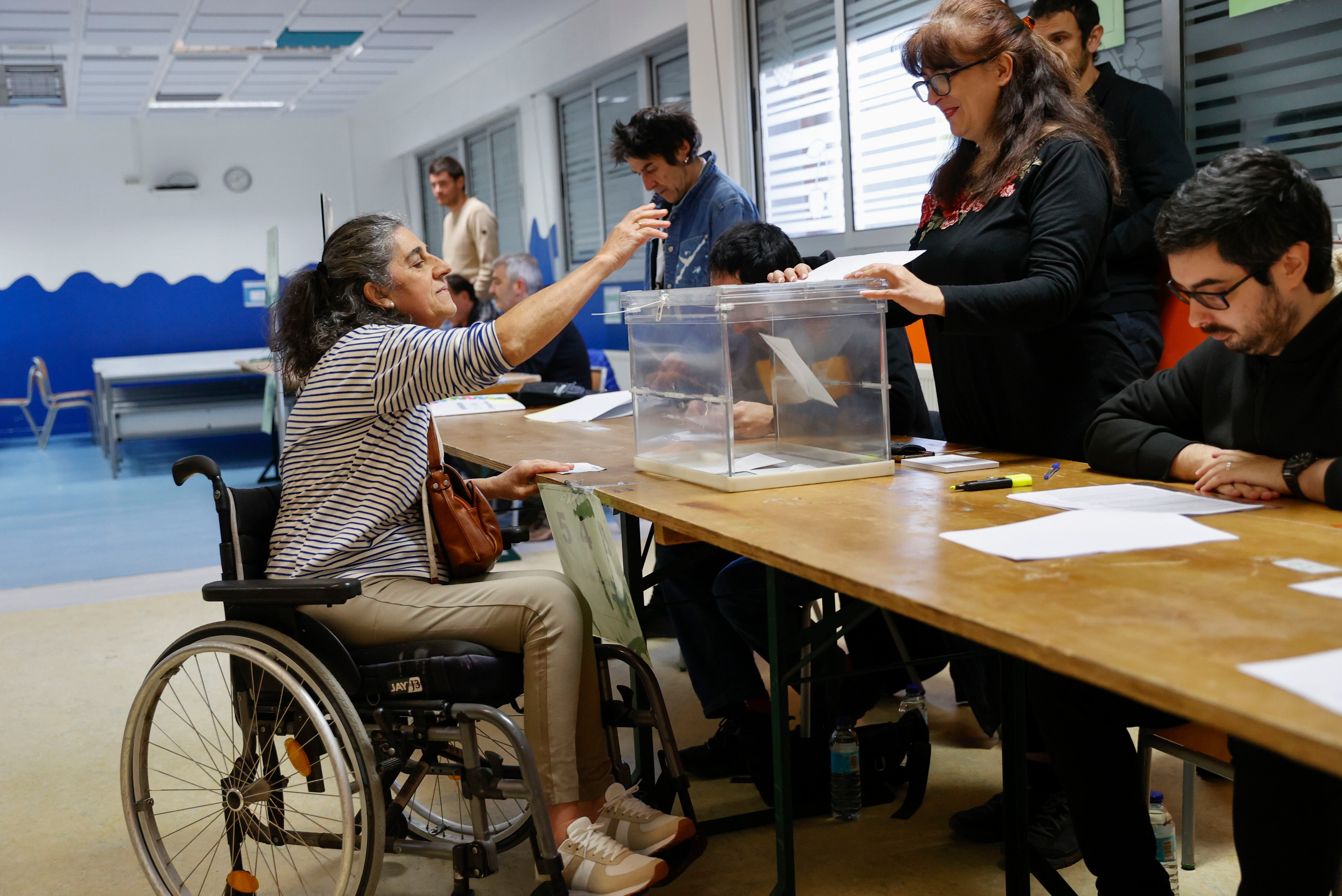 Una mujer ejerce su derecho al voto en un colegio electoral en Durango, Bizkaia. 