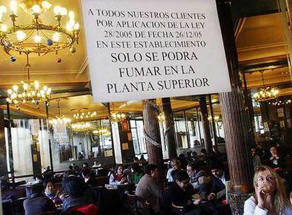 Cafetería del centro de Madrid en enero de 2006, cuando entró en vigor la ley antitabaco.