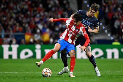 Joao Felix controla el balón ante la presencia de Stones en el partido de vuelta entre Atlético de Madrid y Manchester City.
