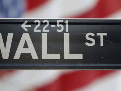 El cartel de Wall Street, con una bandera al fondo.
