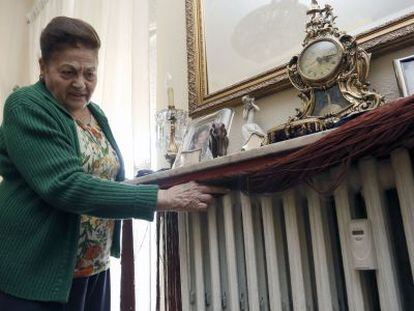 María Dolores Martínez muestra un repartidor de consumo instalado en el radiador.