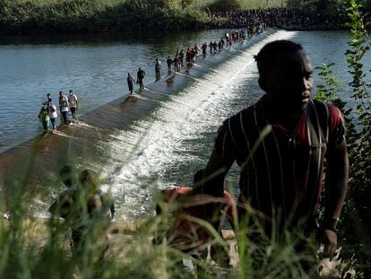 Migrantes que buscan asilo en Estados Unidos caminan por el río Grande, en la frontera entre México y EE UU, este mes.