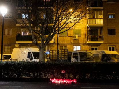 Altar con velas en el barrio madrileño de Usera en homenaje a uno de los jóvenes fallecidos por peleas entre pandillas.