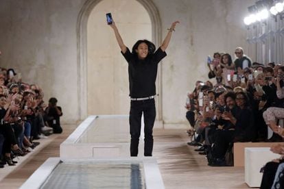 Alexander Wang, en su último desfile como director creativo de Balenciaga en París.