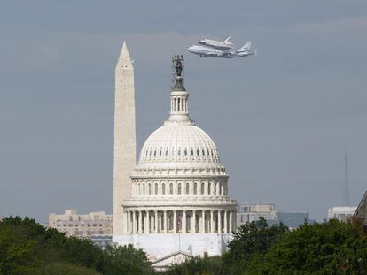 El 'Discovery' vuela junto al Capitolio y el Monument, emblemas de la capital estadounidense, antes de su retirada para quedar definitivamente expuesto en el Museo Nacional del Aire y el Espacio.