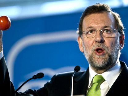 Rajoy muestra unos tomates durante su intervención en el almuerzo navideño del PP celebrado en Málaga.