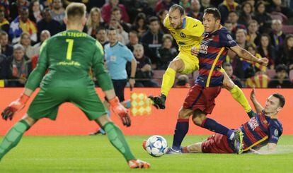 El centrocampista del Bate Borisov Igor Stasevich ( 3d) compite con el defensa del FC Barcelona brasileño Adriano (2d) y el defensa belga del FC Barcelona, ​​Thomas Vermaelen (d).