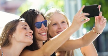 Un grupo de mujeres se hace un 'selfie' con su móvil.