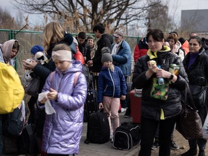 Refugiados ucranios hacen cola en un puesto fronterizo polaco para huir de la guerra, el pasado 25 de marzo.