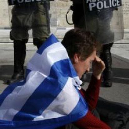 Un manifestante griego en contra del plan de austeridad
