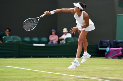 Muguruza sirve durante el partido ante Alexandrova.