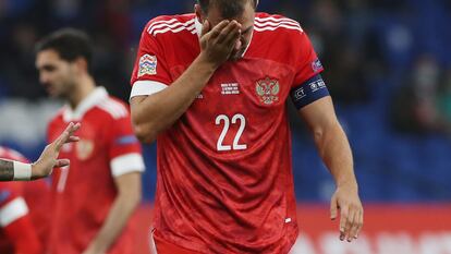 El capitán de Rusia, Artem Dzyuba, se duele durante un partido ante Turquía en la Liga de Naciones, en 2021.