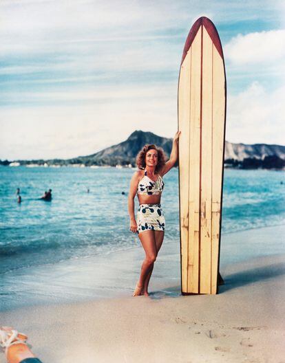 Joan Crawford sujetando una gran tabla de surf.