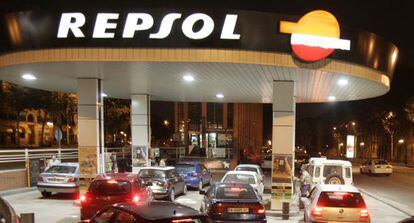 Colas de veh&iacute;culos en la gasolinera de Repsol en Madrid