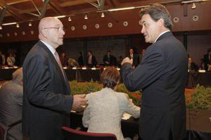 El Presidente de la Generalitat, Artur Mas, conversa con Joaquin Almunia, en Sant Fruitós de Bages.
