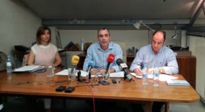 Los socios Juan Andrés García, en el centro, y Juan Alonso Márquez durante la rueda de prensa.