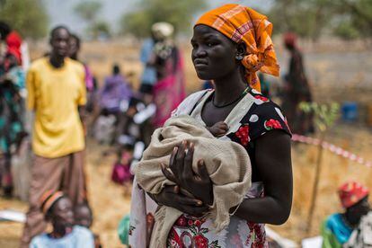 Una mujer a la espera de recibir atención médica por parte de Médicos sin Fronteras en Thaker (Sudán del Sur).