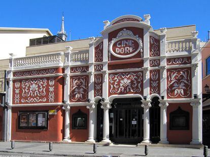 Fachada del madrileño cine Doré, obra de Críspulo Moro, hoy sede de la Filmoteca Nacional.