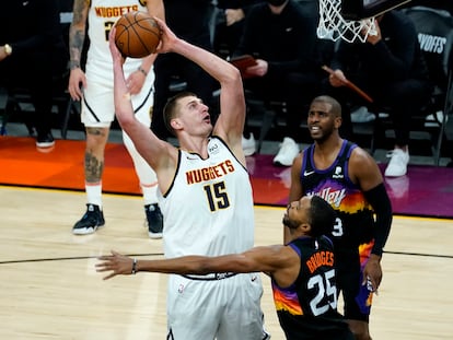 Jokic lanza ante Bridges en el primer partido de las semifinales del Oeste entre Denver y Phoenix.