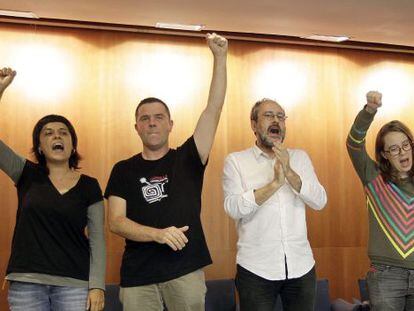 Anna Gabriel, Josep Manel Busqueta, Antonio Baños y Eulalia Reguant, de la CUP, al final del acto organizado el 8 de octubre para dar a conocer sus criterios en la negociación con Junts pel Sí (CDC, ERC y entidades independentistas).