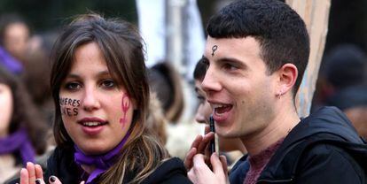 Dos jóvenes en la manifestación de Madrid por el 8 de Marzo