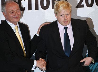 El hasta ayer alcalde laborista de Londres, Ken Livingstone, estrecha anoche la mano del candidato vencedor, Boris Johnson (derecha).