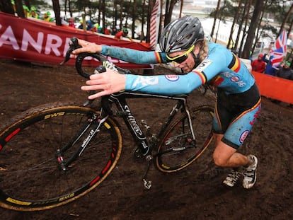 La ciclista belga Femke Van Den Driessche, el s&aacute;bado, durante el Mundial en el que se descubri&oacute; un motor en su bici.