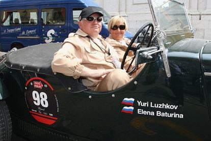 Yuri Luzhkov, alcalde de Moscú, y Yelena Batúrina, su esposa, única mujer en la lista Forbes de las cien mayores fortunas de Rusia, en Brescia, Italia.